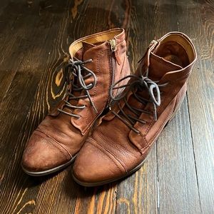 Super comfy bootie. Size 9.